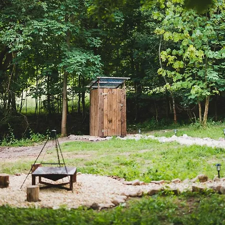 Feriehus Maringotka V Mechu A Kapradi S Koupacim Canem Červená Voda